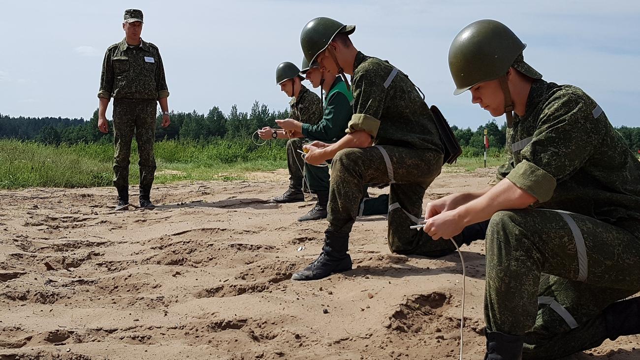 Проводящие агитационные работы с военнослужащими фото