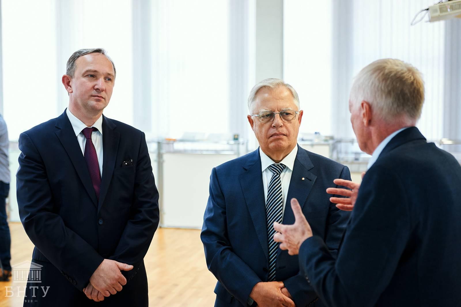 Делегация Коммунистической партии Украины 7 августа прибыла с визитом в ...