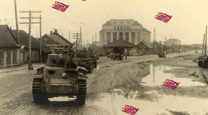 30 июня 1941. Немецкие бронемашины проезжают теперешнюю площадь Якуба Коласа