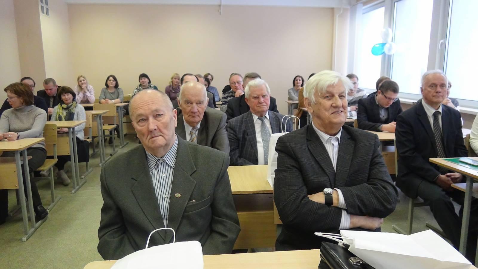 На торжественном собрании ветераны факультета