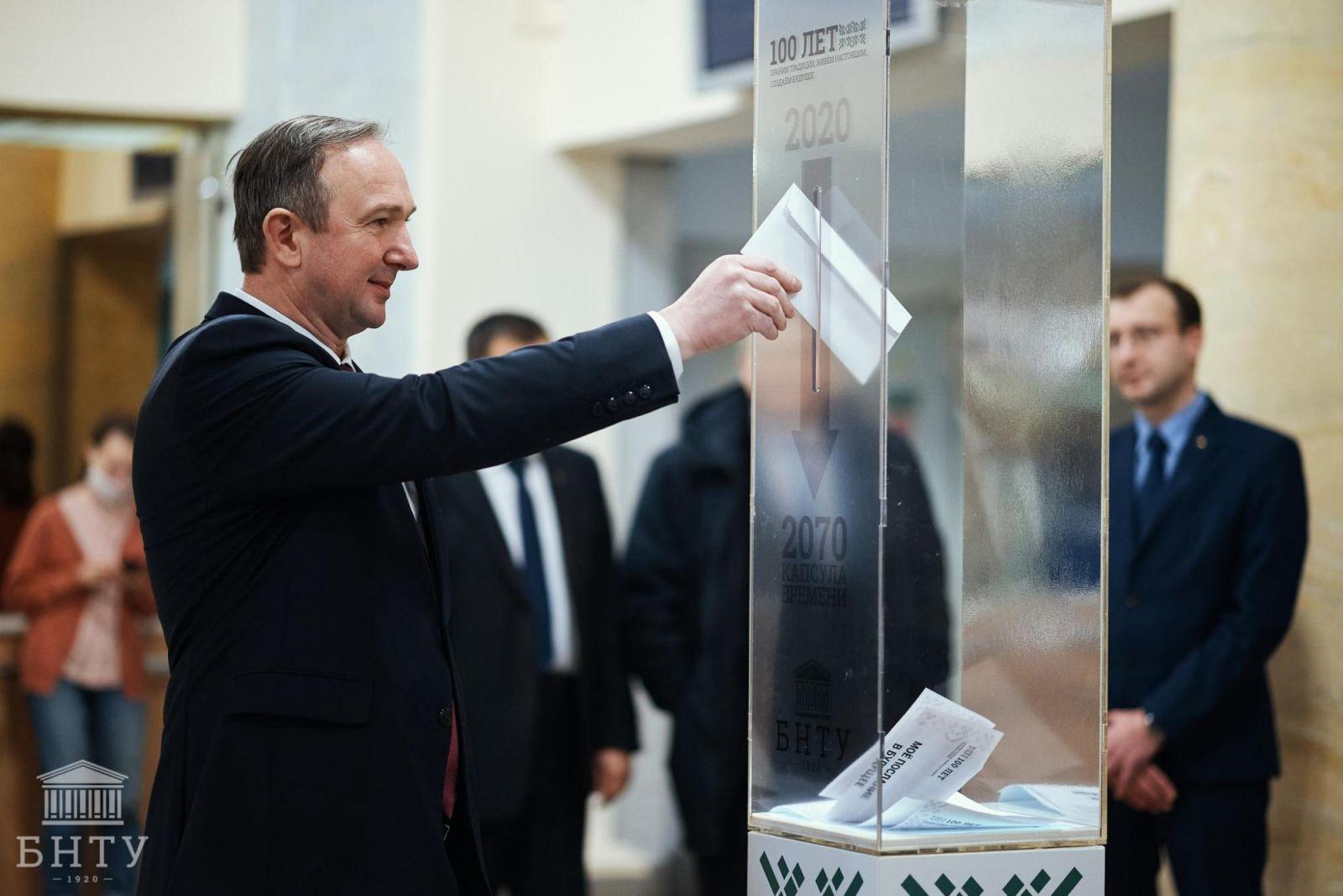 The Rector has sent the message to the Time Capsule – Белорусский  национальный технический университет (БНТУ/BNTU)